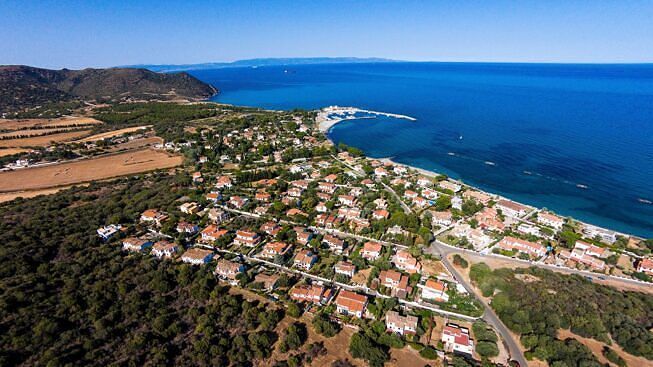 Covid, casi in aumento a Sarroch: il sindaco chiude le scuole