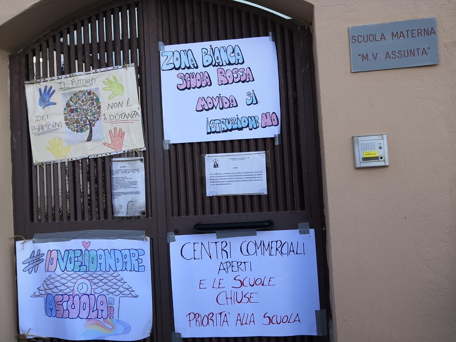 A Selargius scuole chiuse, genitori furiosi: “Movida e centri commerciali sì, istruzione no”