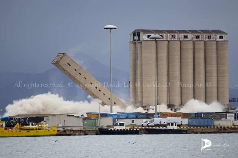 Cagliari, 40 chili di esplosivo per abbattere la torre dei silos: 54 metri di cemento in polvere in cinque secondi
