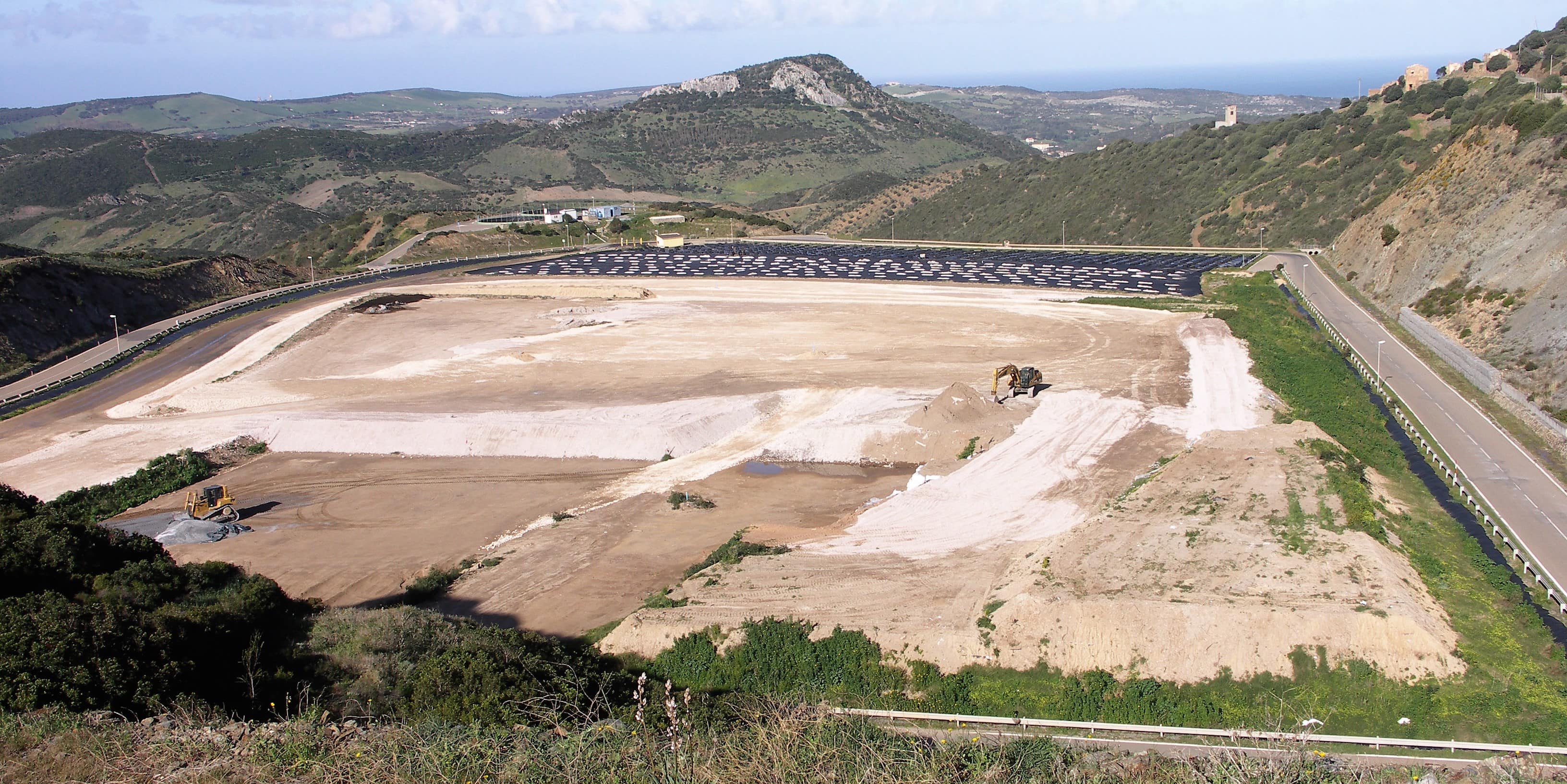 Amianto in Sardegna? “Tutto regolare, sono terre con pezzettini di eternit e vecchie pietre”