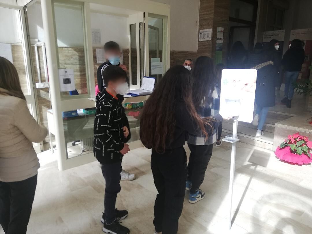 Sardegna, le scuole non riaprono del tutto: ordinanza di Solinas, in classe al 75 per cento