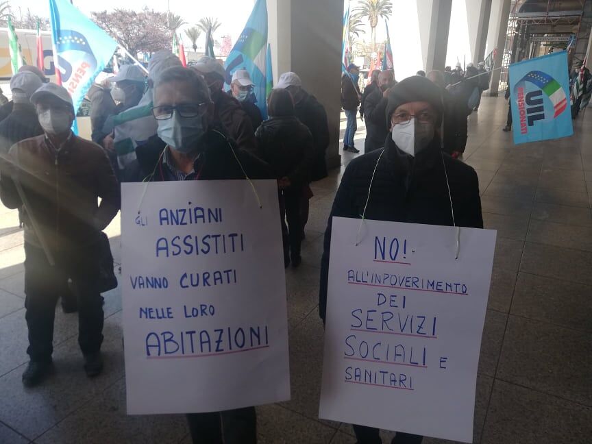 Gli anziani senza vaccino furiosi a Cagliari: “Abbiamo paura, vogliamo essere protetti dal Covid”