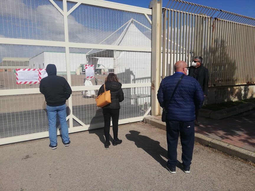 Astrazeneca bloccato, cancelli chiusi alla Fiera di Cagliari: decine di sardi non vaccinati e beffati