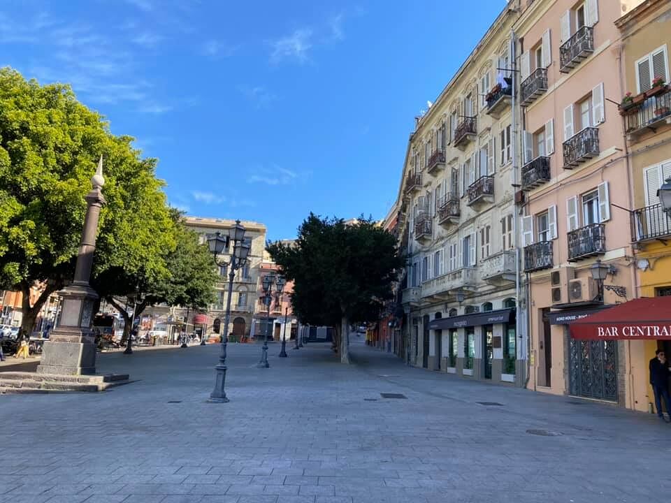 Piazza Yenne completamente vuota, nella Cagliari in zona arancione esplodono la crisi e la tristezza