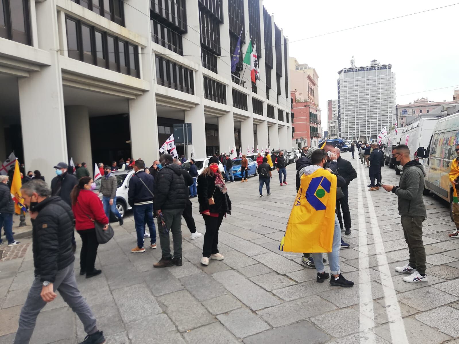 Cagliari, ambulanti e giostrai bloccano via Roma: “Subito soldi dalla Regione, siamo alla frutta”