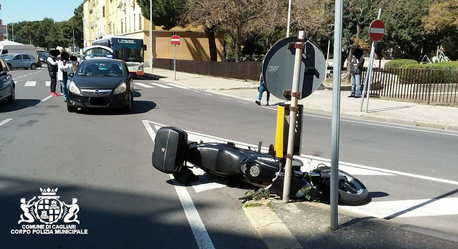 Cagliari, scontro tra un’auto e uno scooter a Is Mirrionis: ferito un 65enne