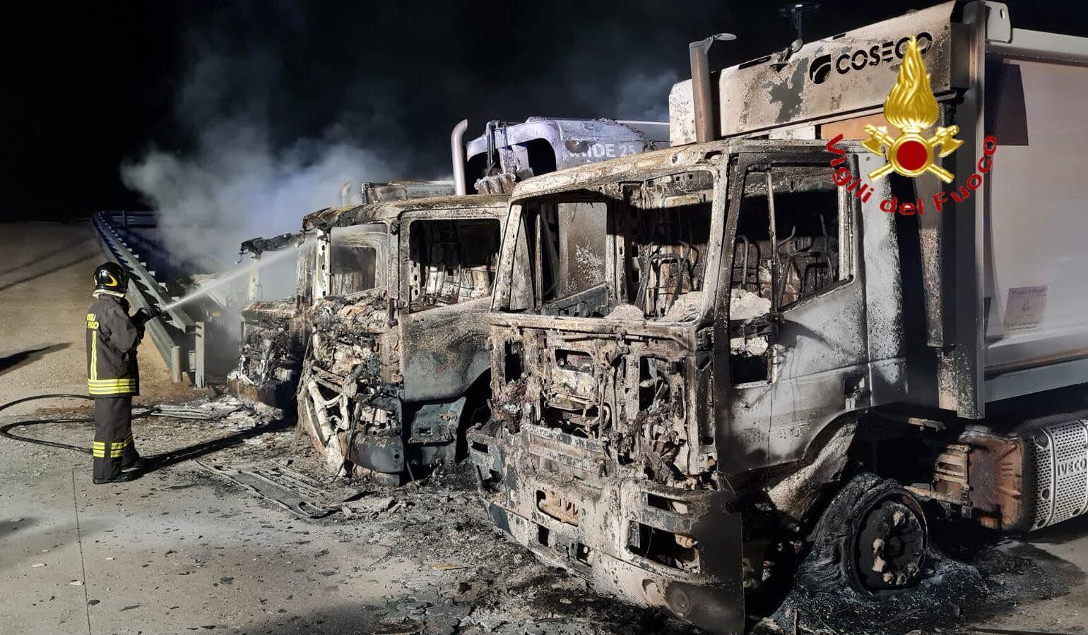 Dorgali, distrutti dalle fiamme quattro mezzi della raccolta rifiuti
