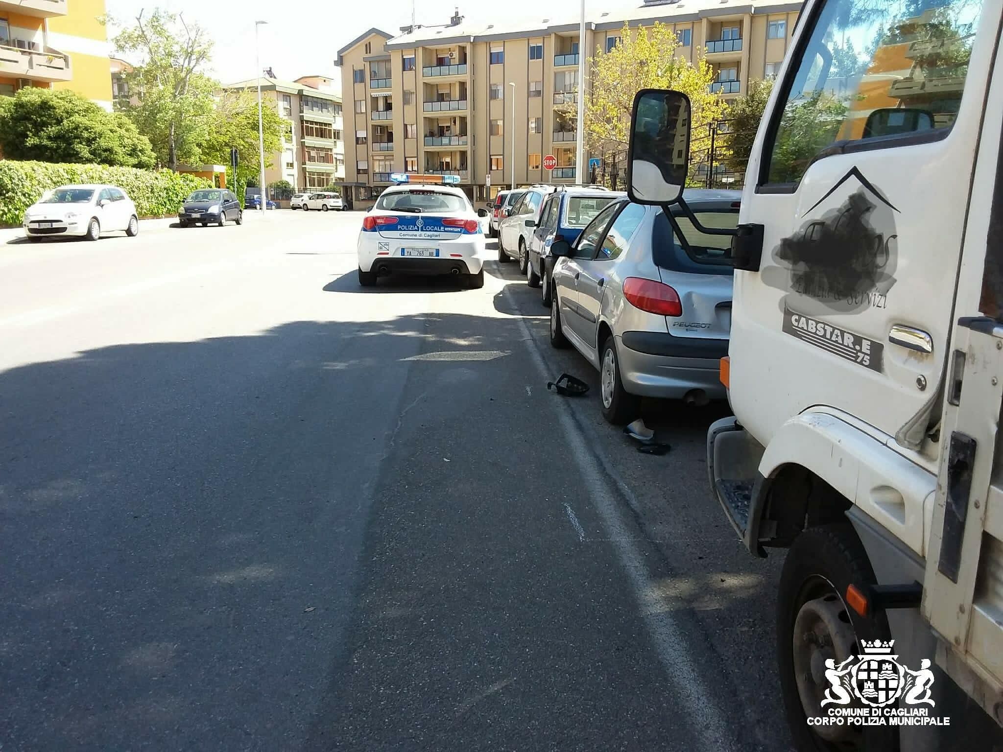 Cagliari, operaio investito mentre chiude la portiera dell’auto: è caccia al pirata della strada