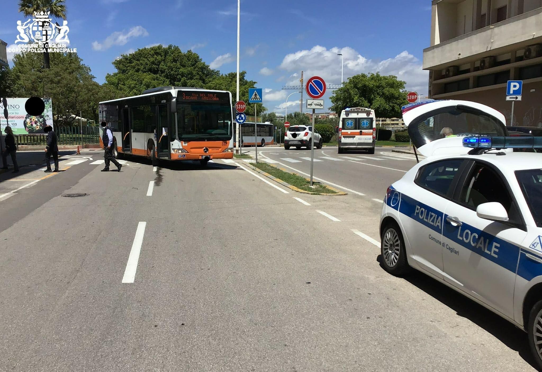 Cagliari, incidente nel quartiere Fonsarda: autobus investe un pedone