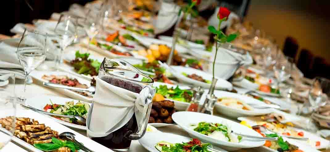 Il banchetto della vergogna a Sardara, tra fughe dalla finestra e indagini della Procura: i sardi ora hanno diritto a verità e giustizia