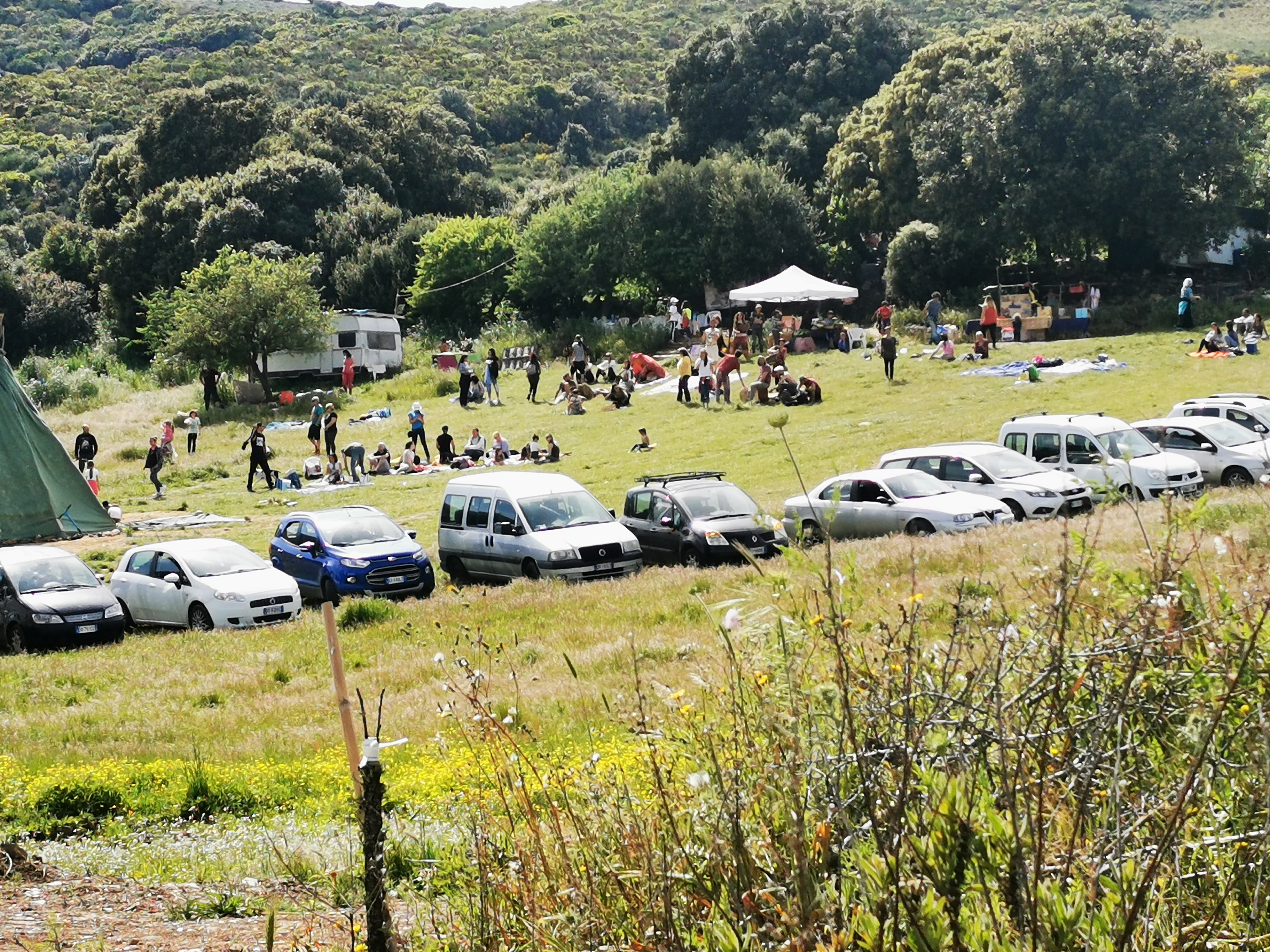 Negazionisti fanno festa in campagna a Sassari: “Il virus? Un’invenzione di Big Pharma”