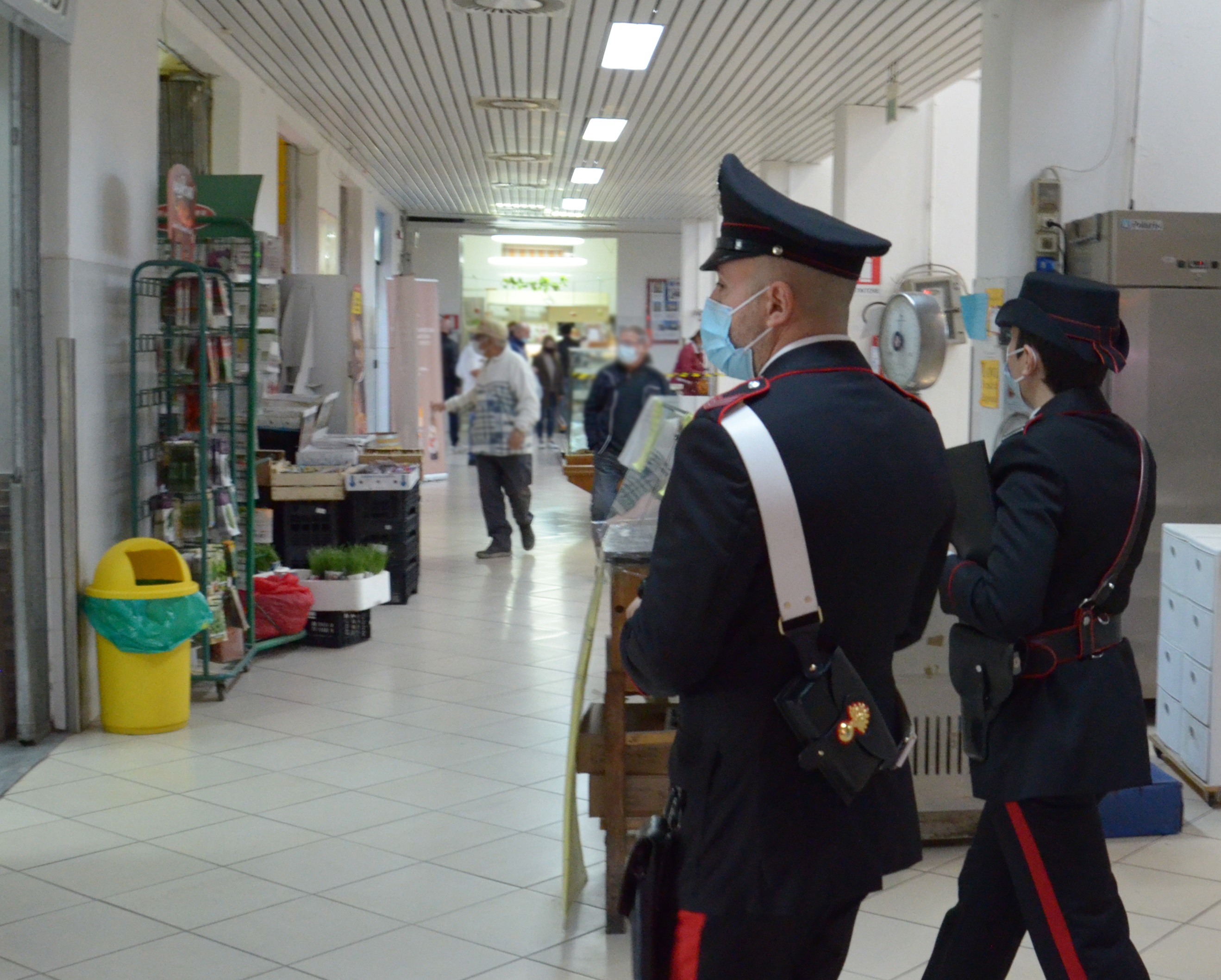 Cagliari, ruba scarpe e un pantalone sportivo da un negozio: in manette 40enne