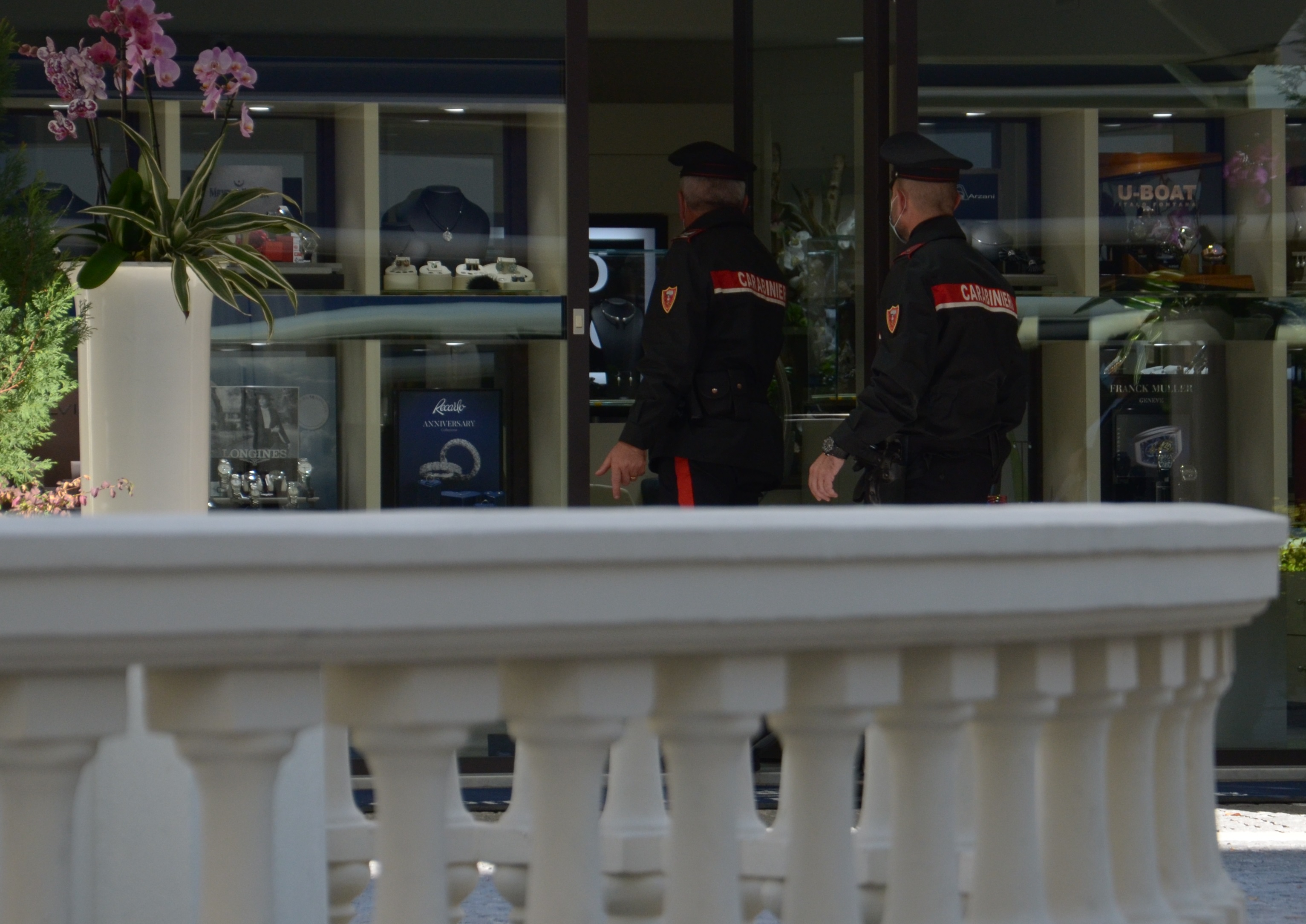 Serve da bere ai clienti in orario non consentito, barista sanzionata a Sardara