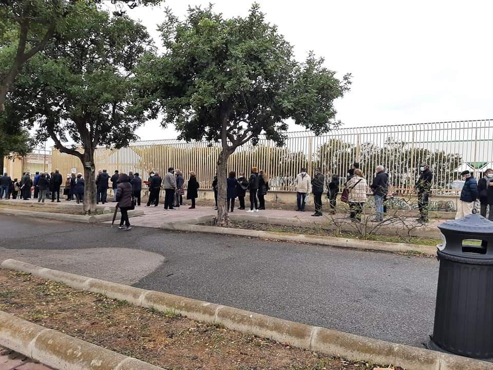 Cagliari, maxi coda fuori dalla Fiera: anziani in fila un’ora per il vaccino (VIDEO)