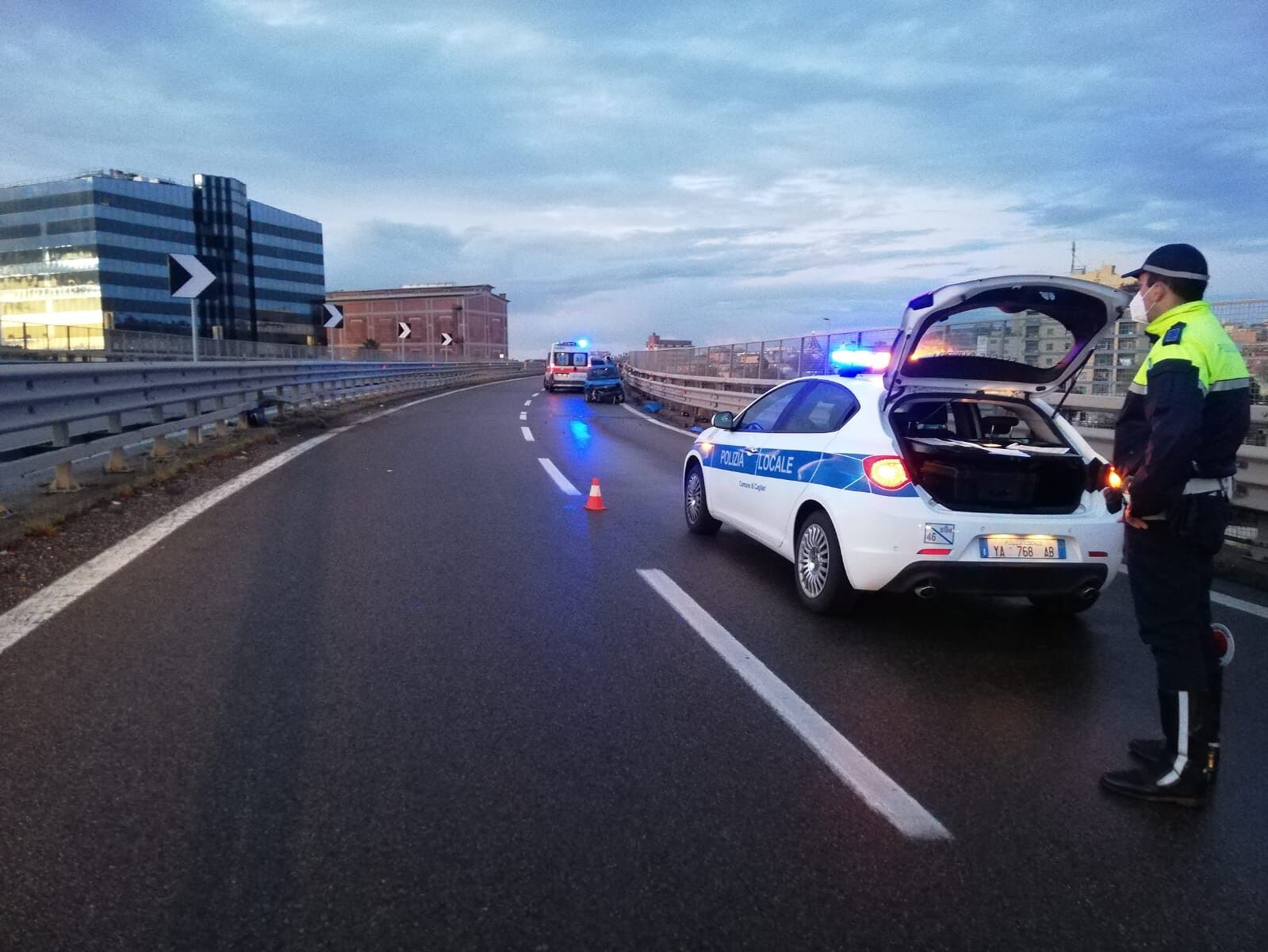 Cagliari, sbanda con l’auto e centra il guard rail sulla 195 Racc: 45enne finisce all’ospedale