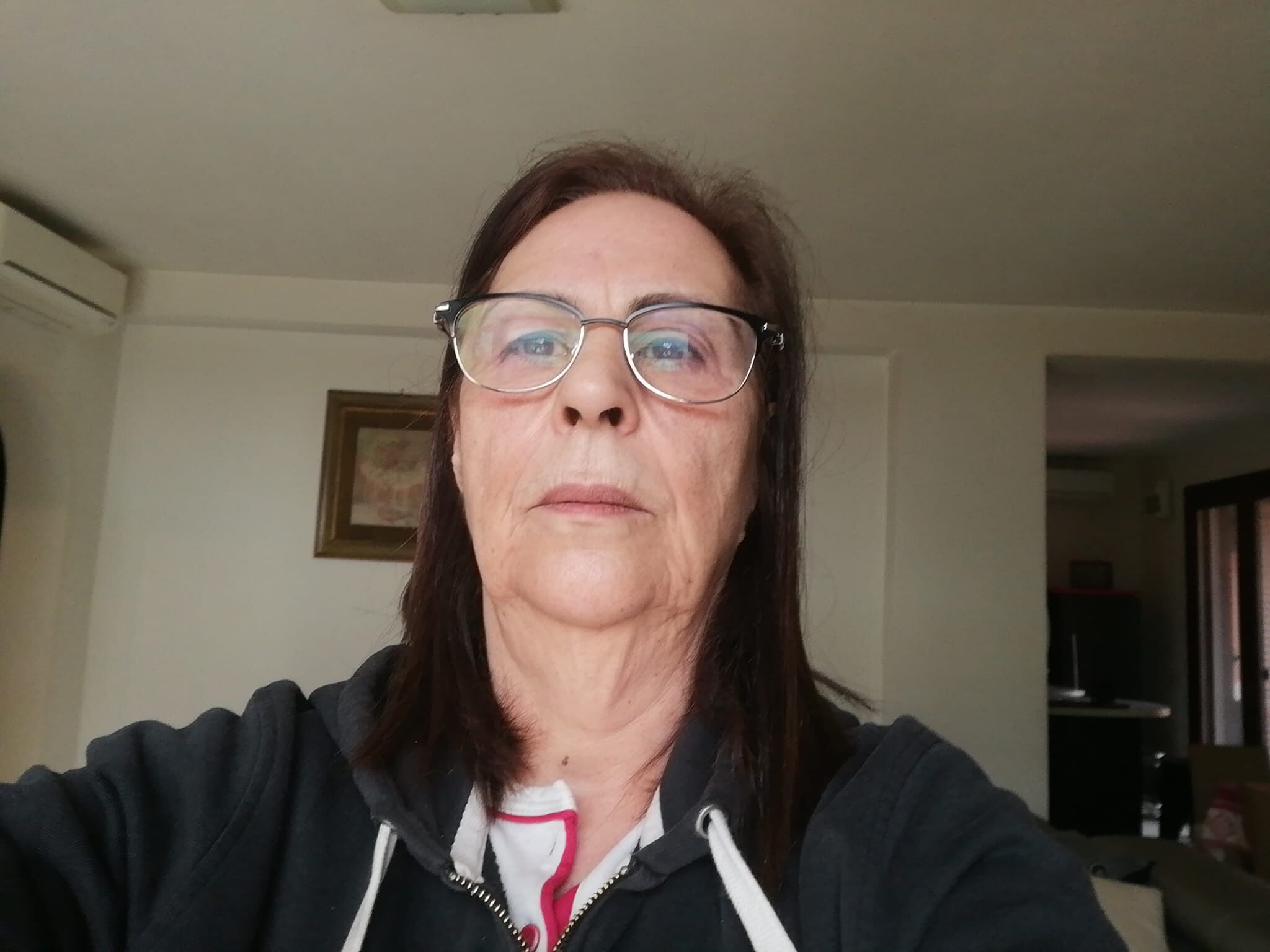 La rabbia di Patrizia: “Addetta mensa a Cagliari, casi Covid a scuola e per me niente vaccino”