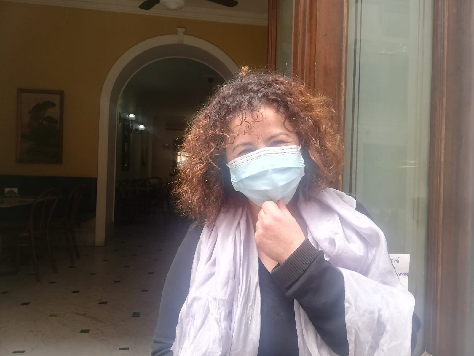 Cagliari, multata la barista per i tavolini insieme a una cliente: “E domani riapro lo stesso”