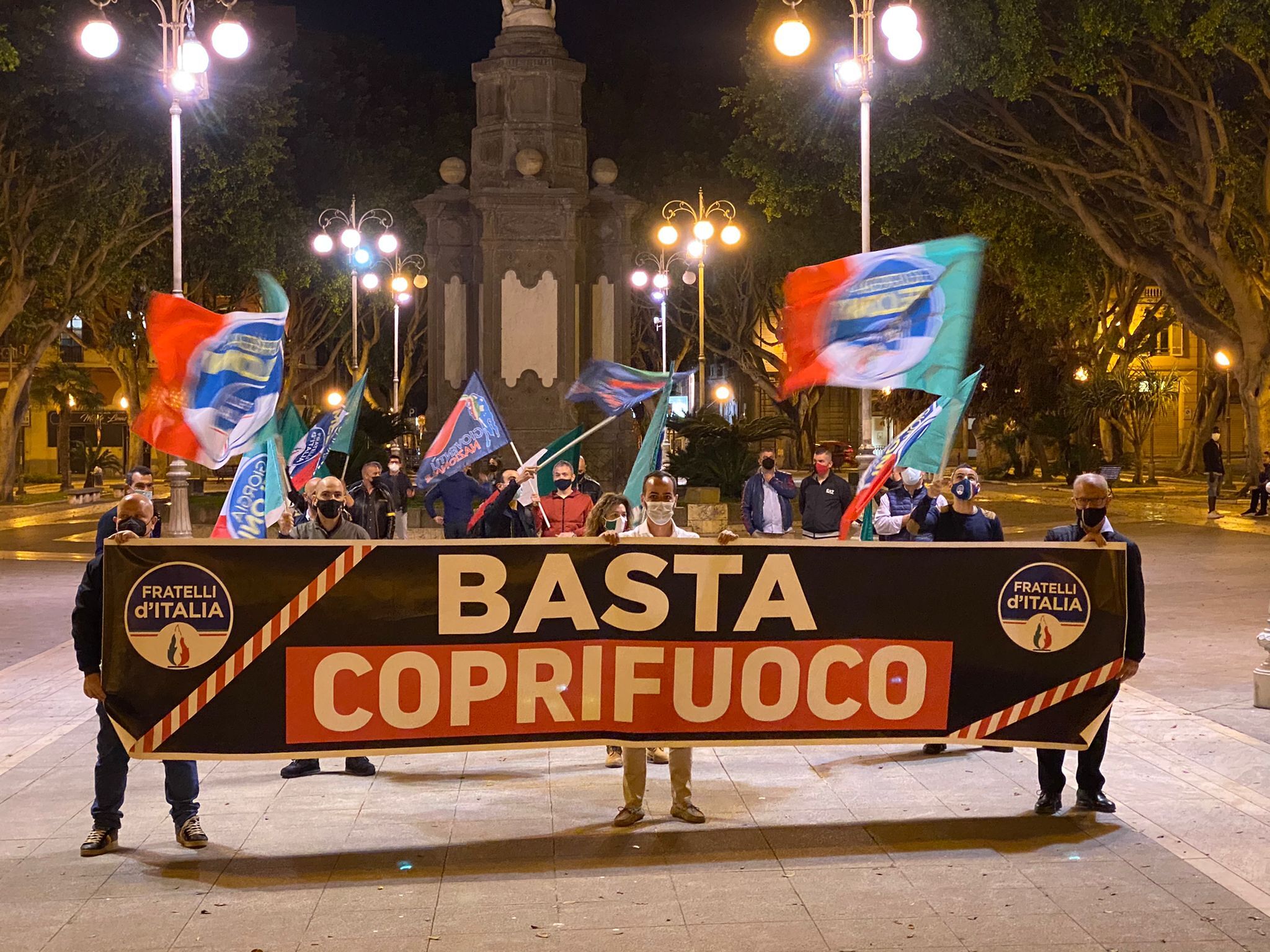 Cagliari, blitz di Fratelli d’Italia in piazza del Carmine: “Basta coprifuoco”