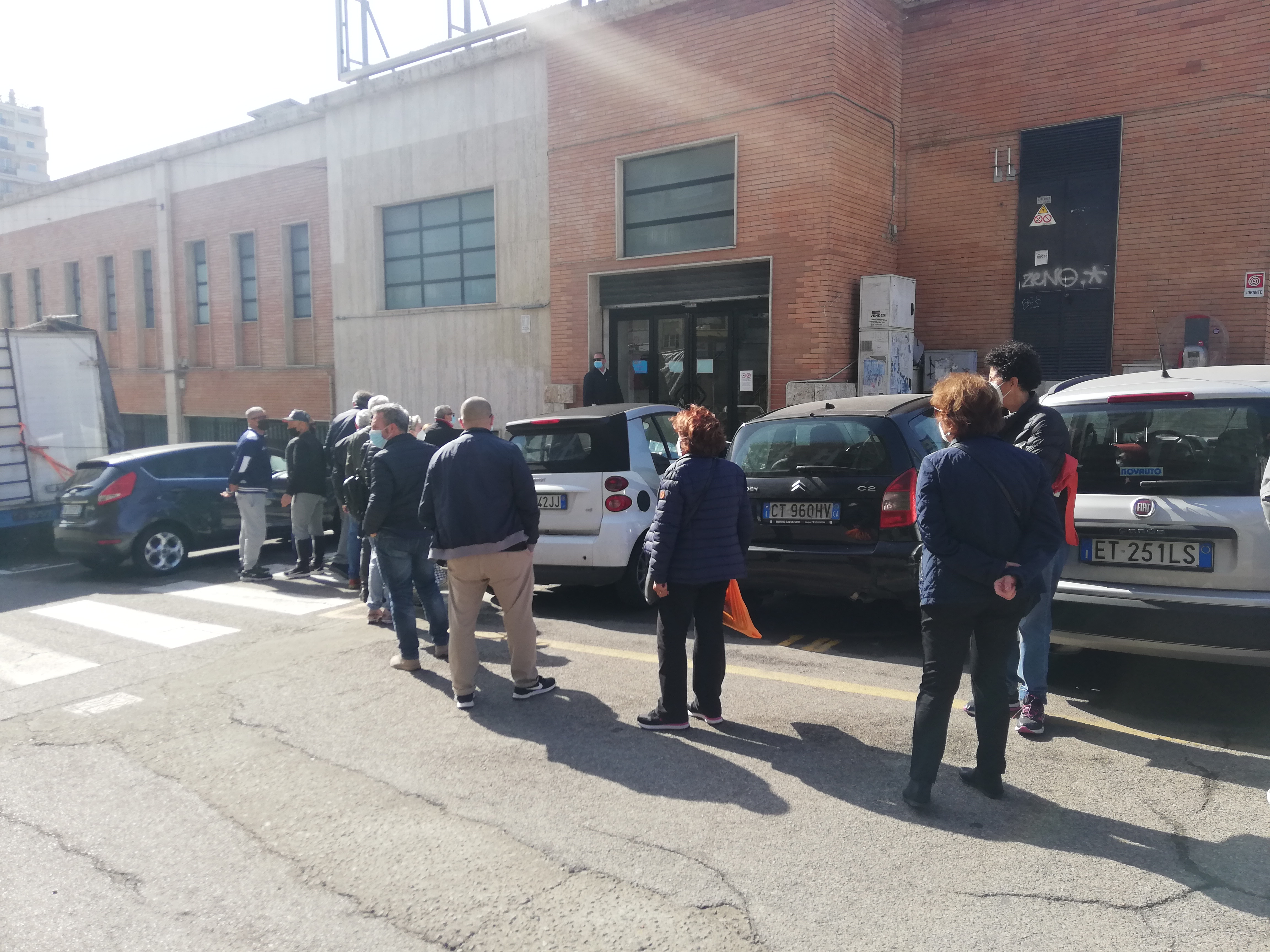 Zona rossa ma spesa consentita, a Cagliari “processioni” fuori da mercati e bar