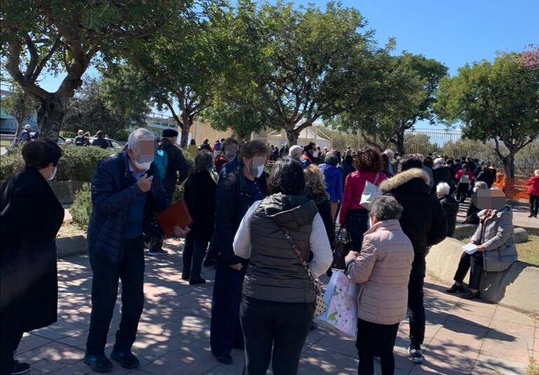 Cagliari, lunghe file alla Fiera per i vaccini: anziani in coda per ore