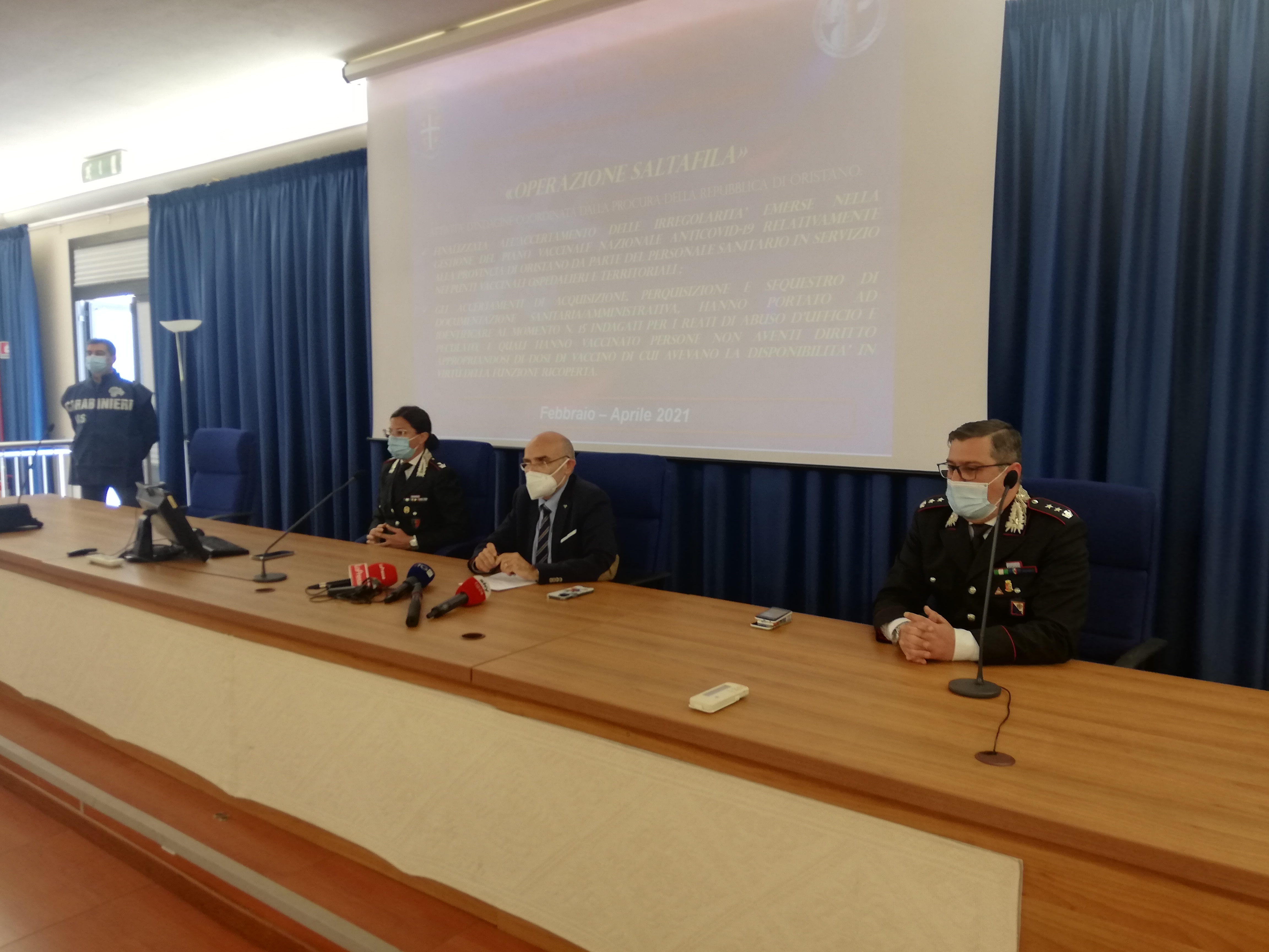 Vaccini a parenti e amici in Sardegna: 11 medici e 4 infermieri furbetti nei guai