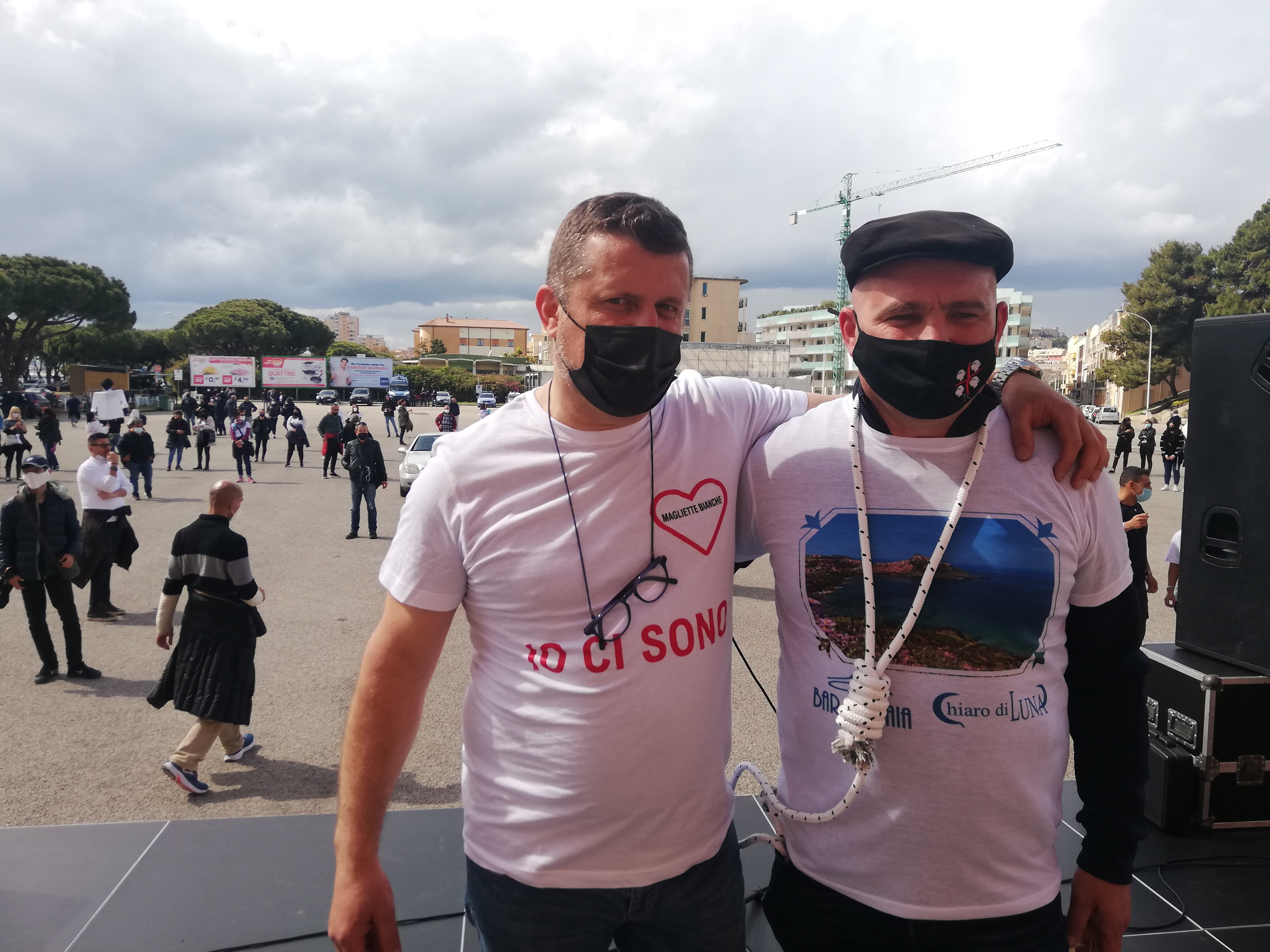 Le partite Iva stremate senza lavoro e soldi in piazza a Cagliari: “Chiusure assurde, fateci lavorare”