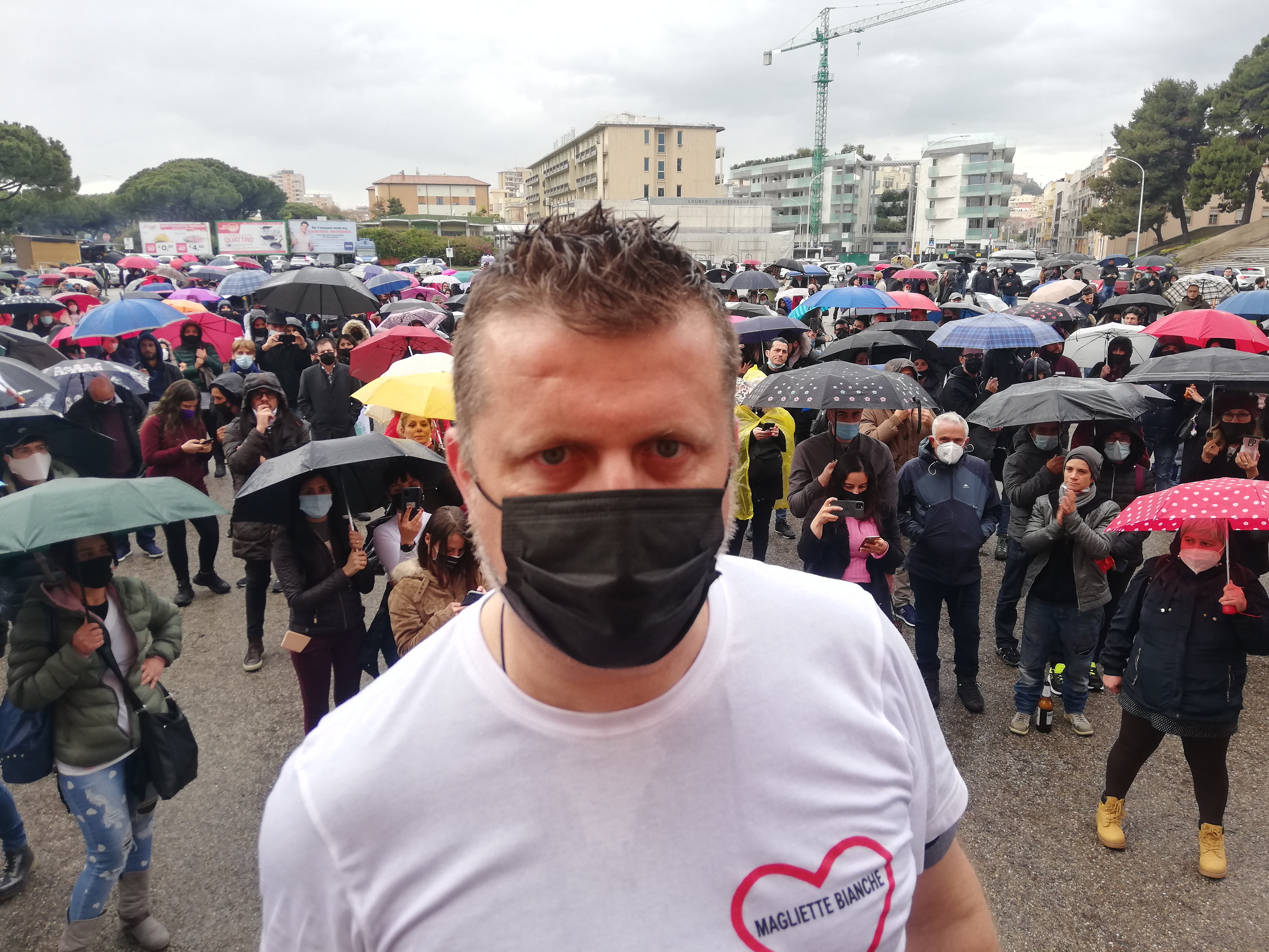 Le partite Iva in piazza a Cagliari promettono guerra: “Lunedì riapriamo, stiamo morendo di fame: libertà, libertà”