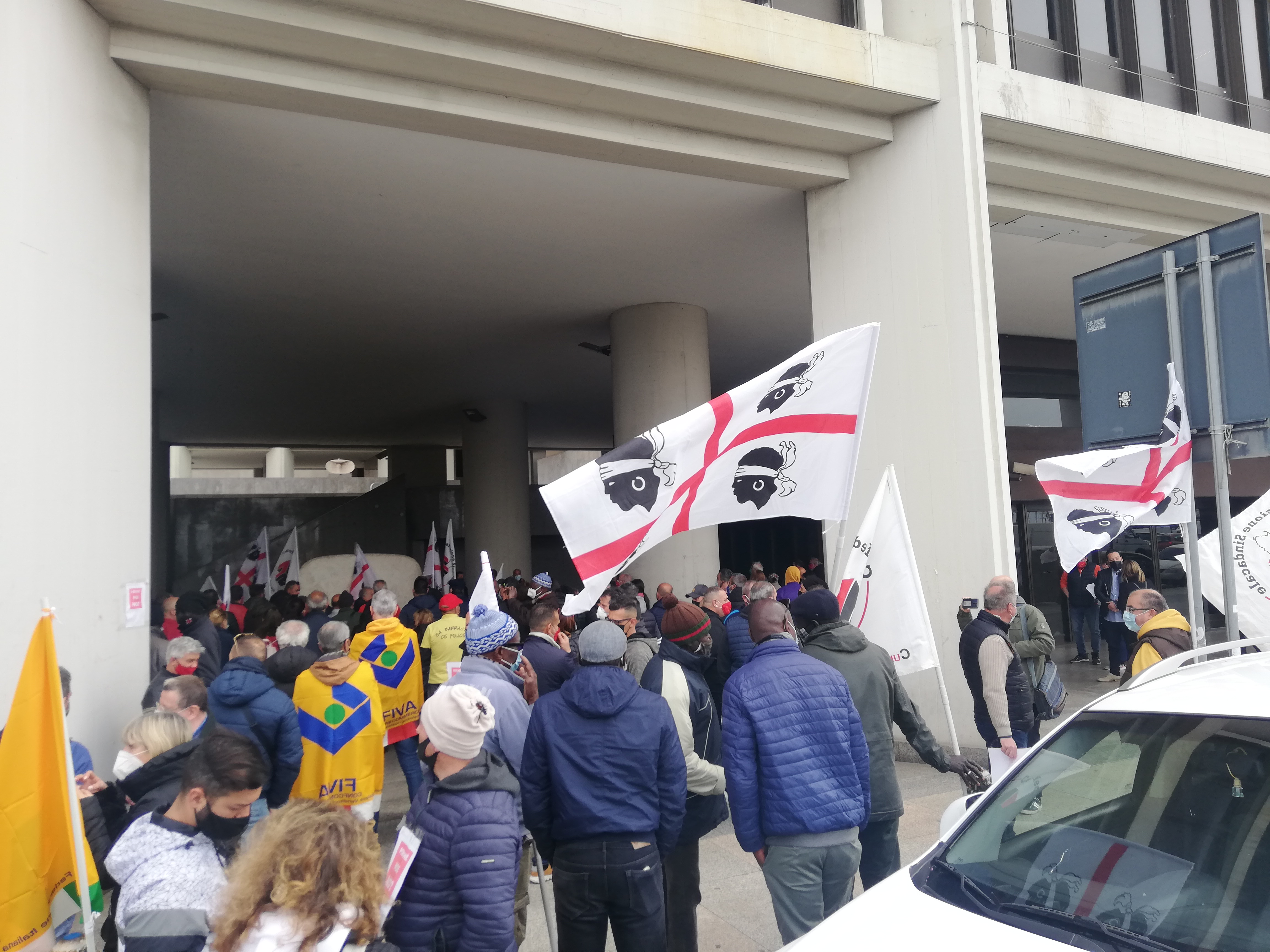 Gli ambulanti sardi stremati e affamati in guerra: “Piazzeremo i furgoni sotto il Consiglio regionale”