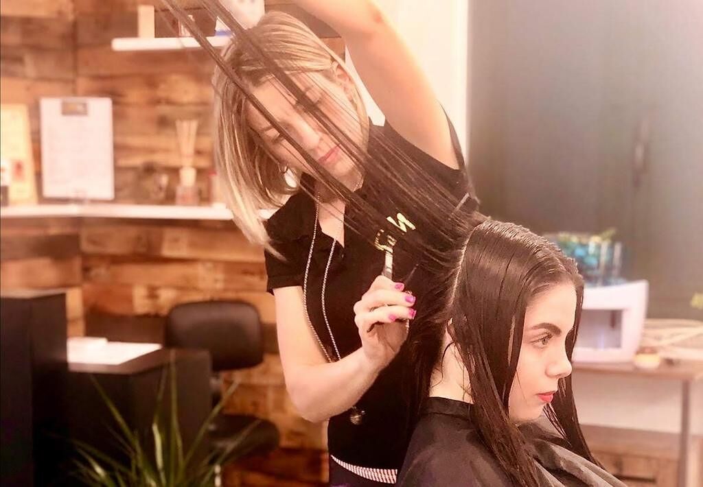 Monserrato, la felicità di Claudia: “Seicento euro dal Comune, fiera di fare la parrucchiera”