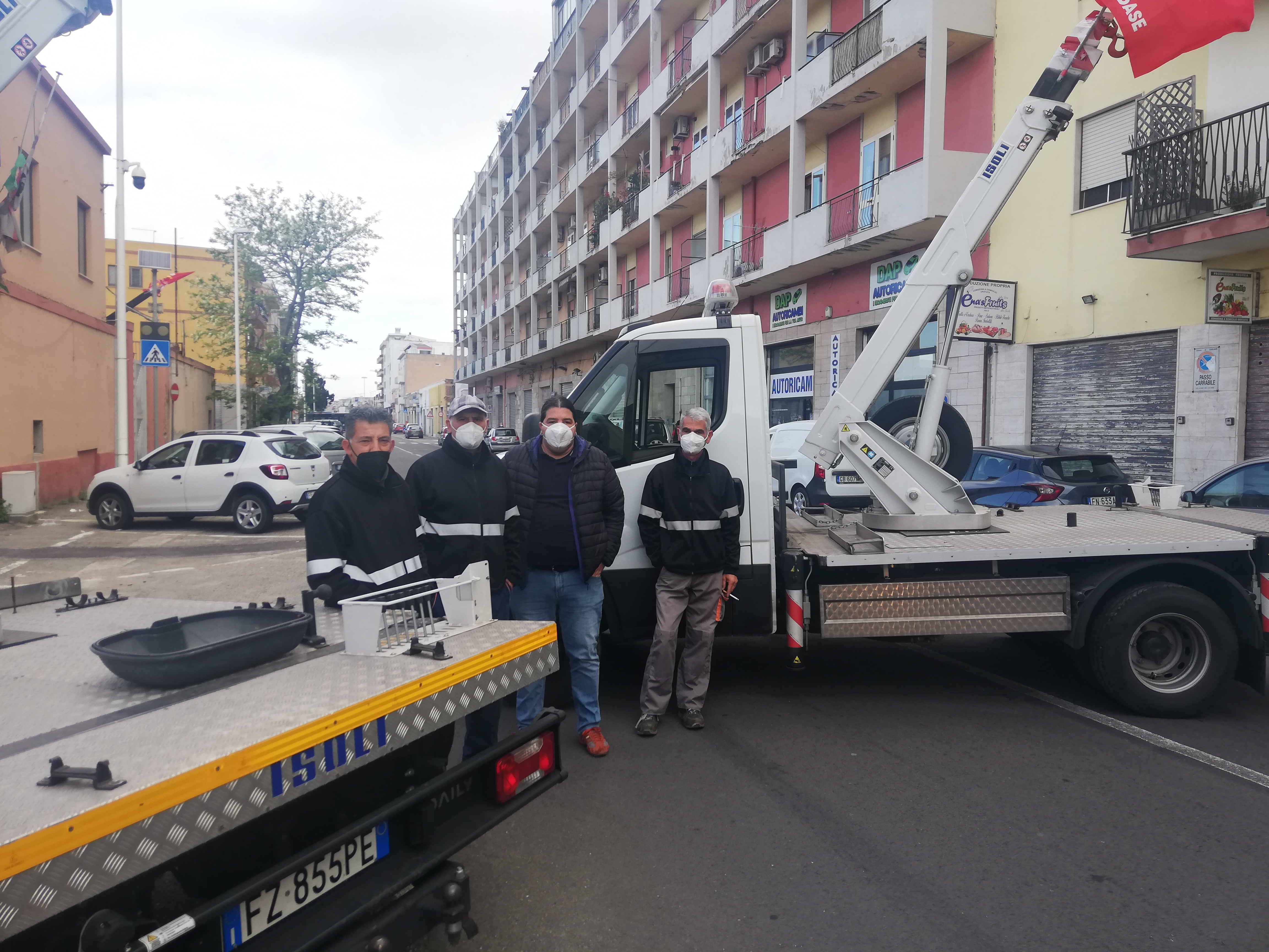 Cagliari, gli operai del carro attrezzi bloccano viale Monastir: “Senza lavoro dopo decenni, siamo disperati”