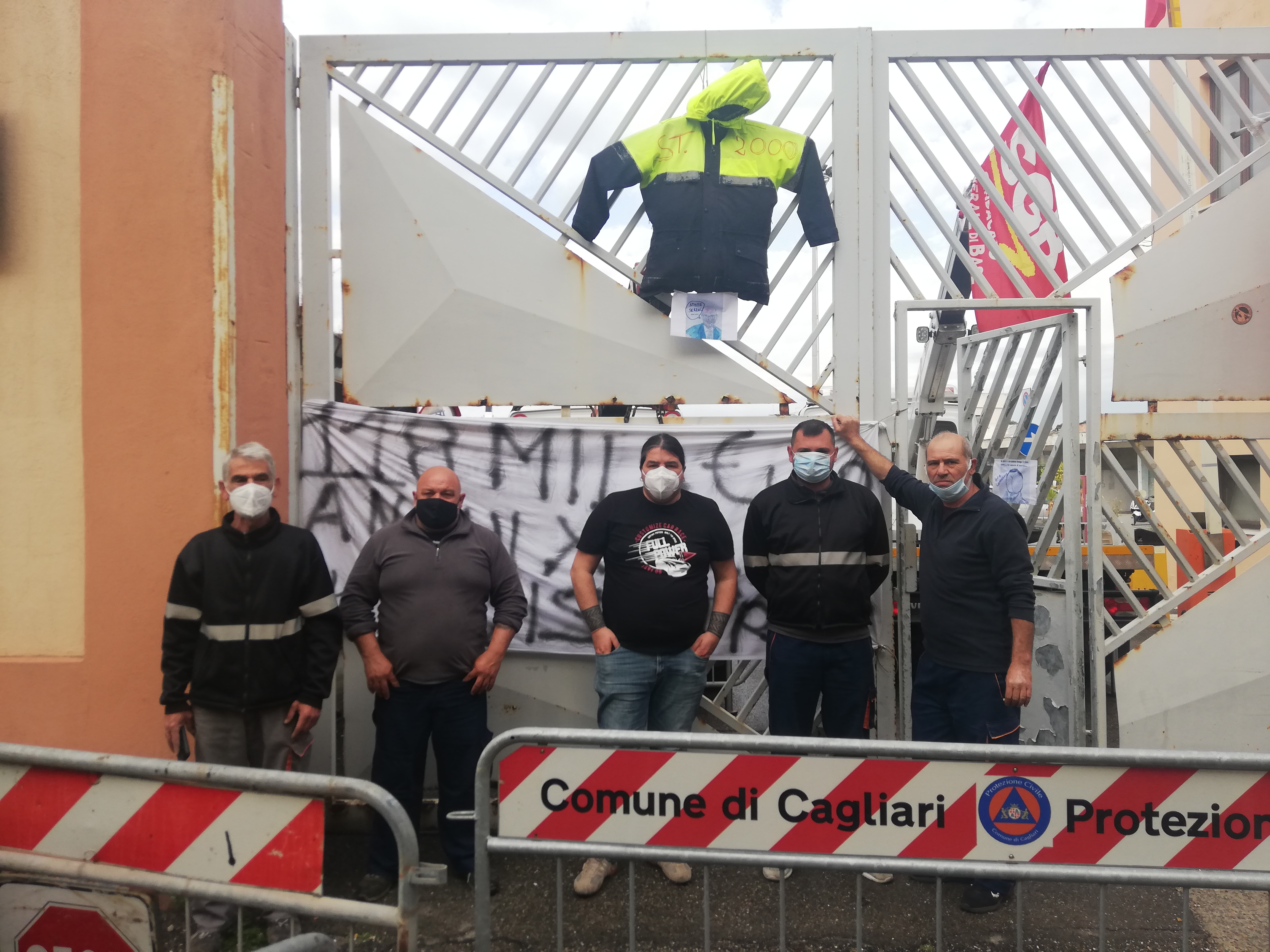 Cagliari, i lavoratori furiosi non lasciano viale Monastir: “Ce ne andremo solo con un contratto sicuro”