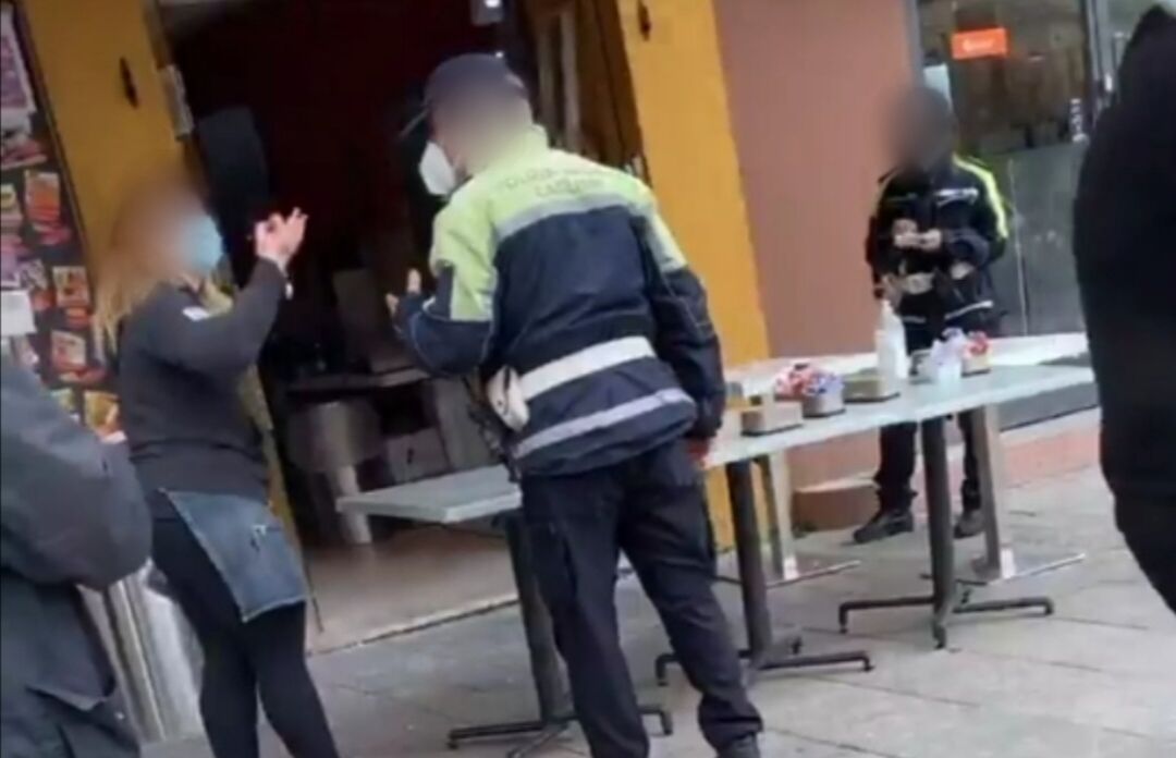 Cagliari, tavolini da asporto in piazza Yenne: arriva la Municipale, barista in lacrime