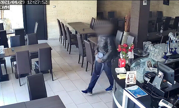 Quartu, clamoroso furto alla pizzeria Antares: “Straniero in fuga con 400 euro”