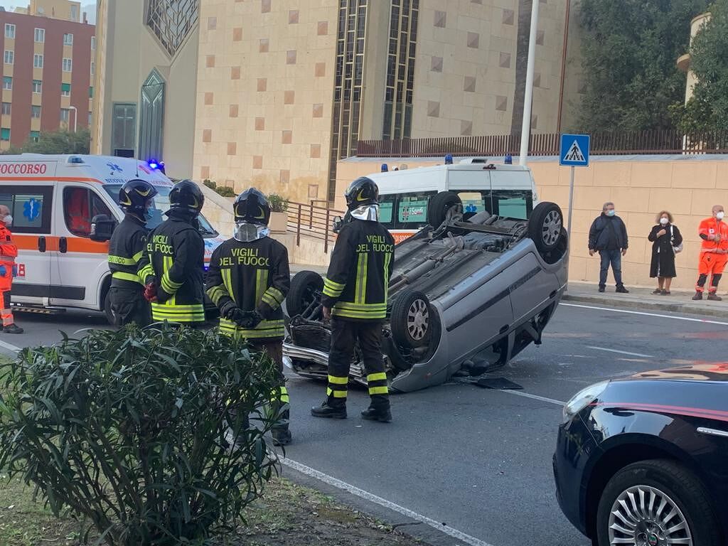 Pauroso incidente a Cagliari, auto ribaltata in via Scano