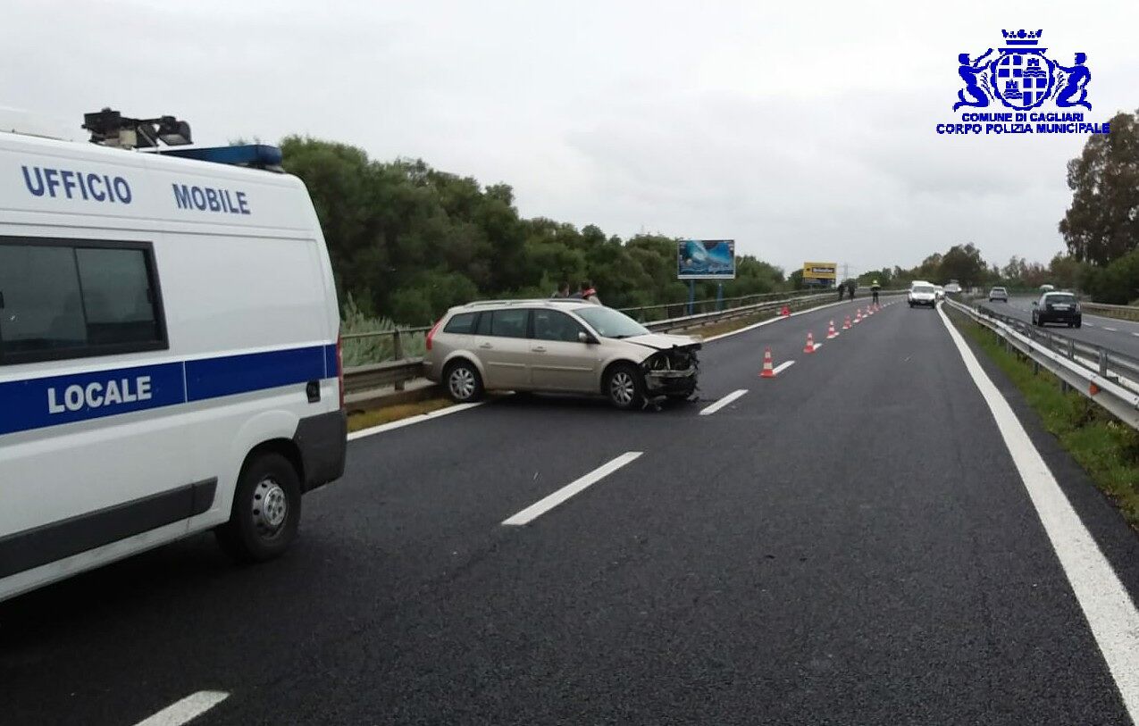 Sbanda sulla 195 Rac e si schianta contro il guard rail, donna trasportata al Brotzu