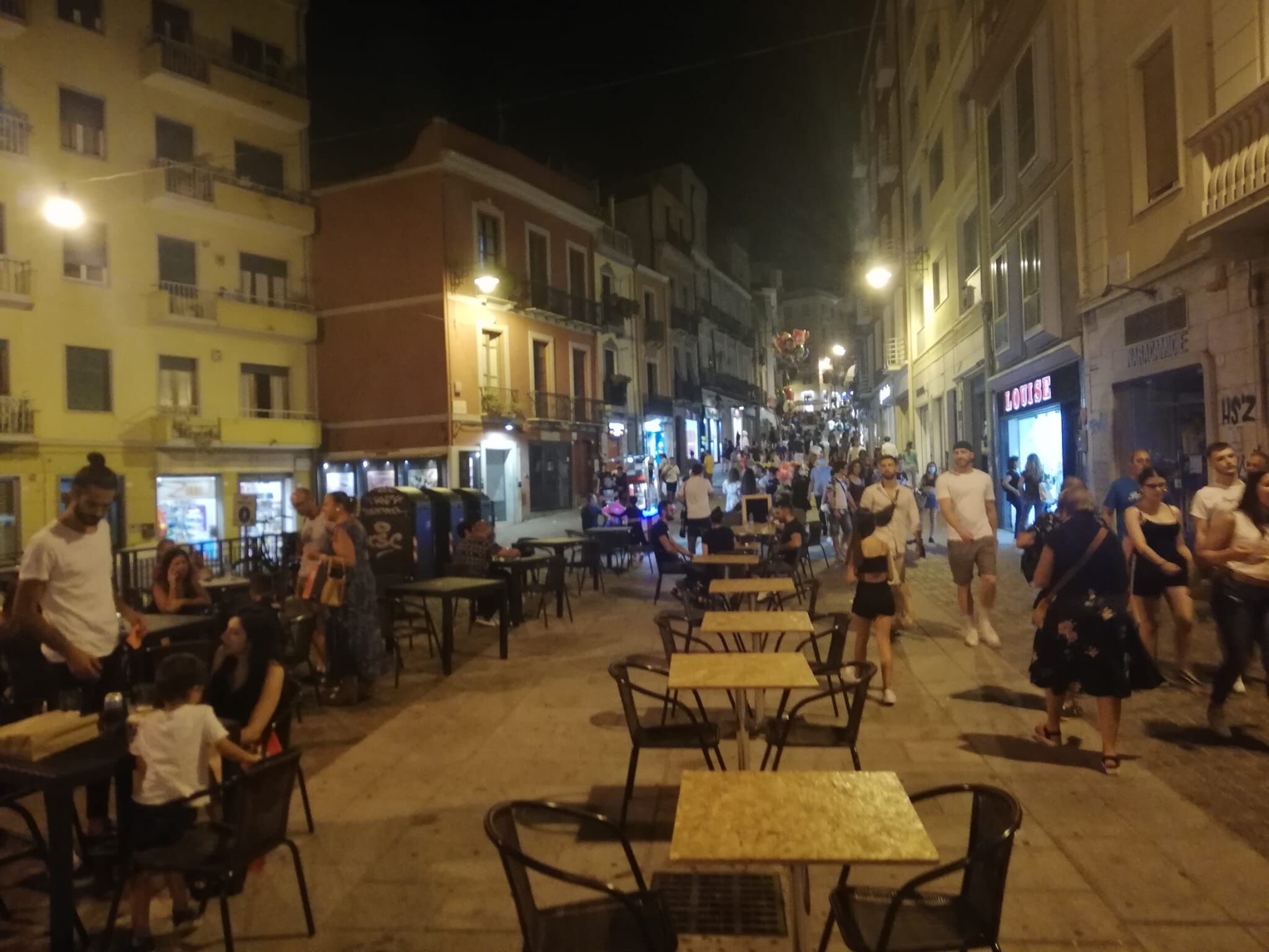 C’è il sì al piano anti rumore, Comune spegne la movida: via i tavolini all’una di notte a Cagliari