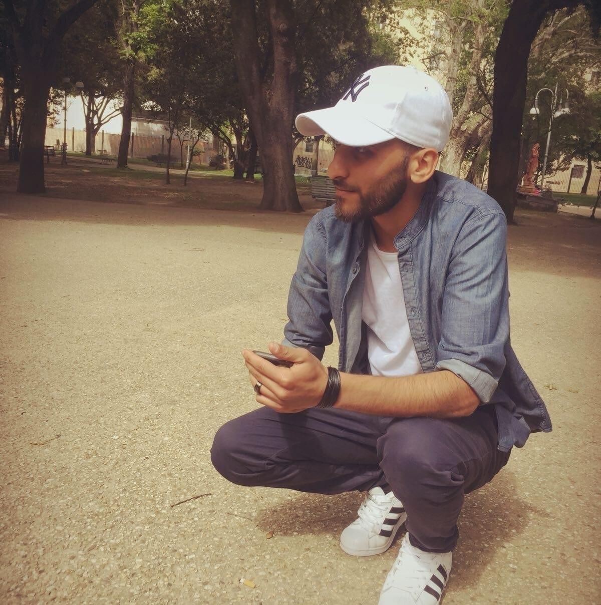 Trova un borsello con 900 euro e lo restituisce, il bel gesto di Ahmed: “Ho solo fatto il mio dovere”