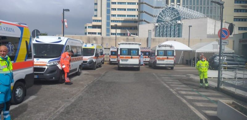 Cagliari, fila di ambulanze fuori dal Brotzu: molti pazienti in attesa dell’esito del tampone