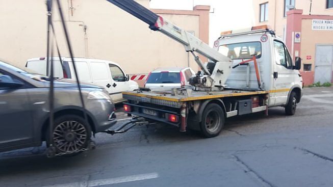 Carro attrezzi, caos totale a Cagliari: “Non utilizzate gli agenti della Municipale per incassare i soldi delle rimozioni”