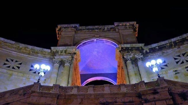 Giornata mondiale della fibromialgia, il Comune di Cagliari illumina di viola il Bastione di Saint Remy