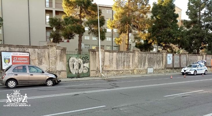 Cagliari, la Nissan guidata da una 45enne si schianta contro un palo in via Cadello dopo una super carambola
