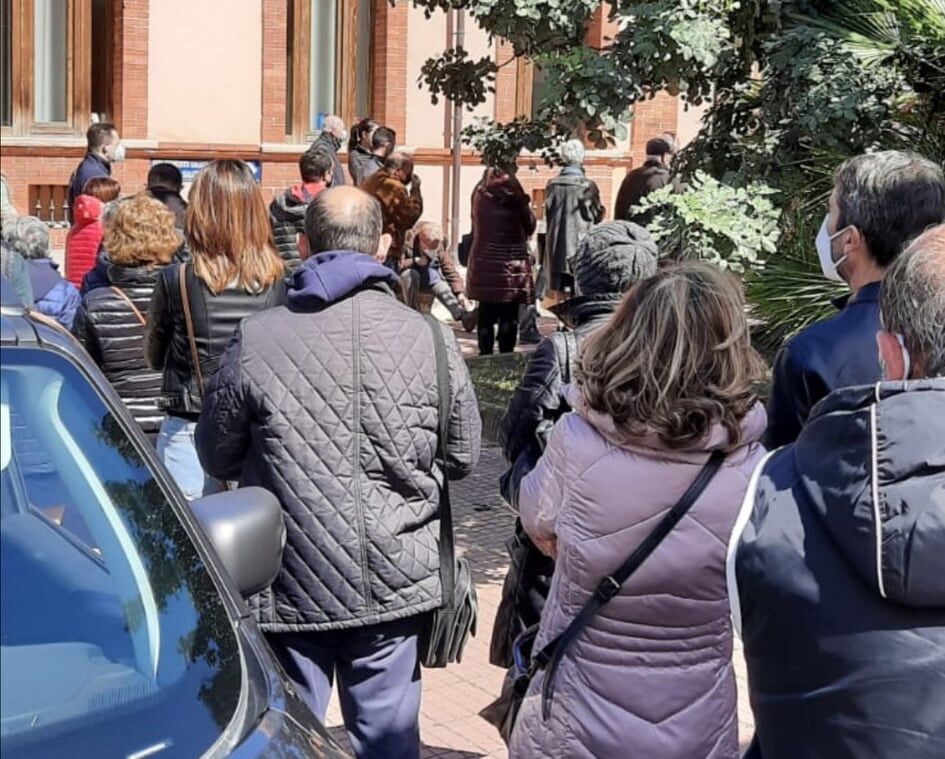Cagliari, file e caos in via Romagna: “In centinaia in attesa di compilare i fogli per il vaccino”