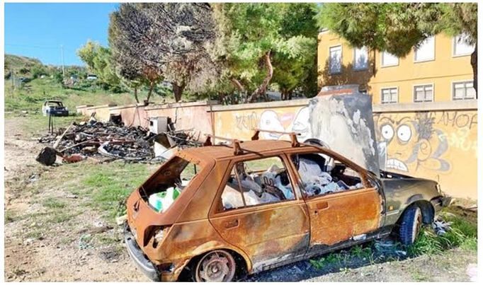 Cagliari, discarica a cielo aperto a due passi dalla rotonda di via Cadello: “Rimuovete rifiuti e carcasse”