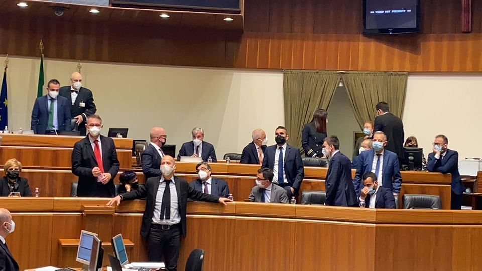 Pranzo proibito coi politici a Sardara: Solinas non parla, tensione in consiglio regionale