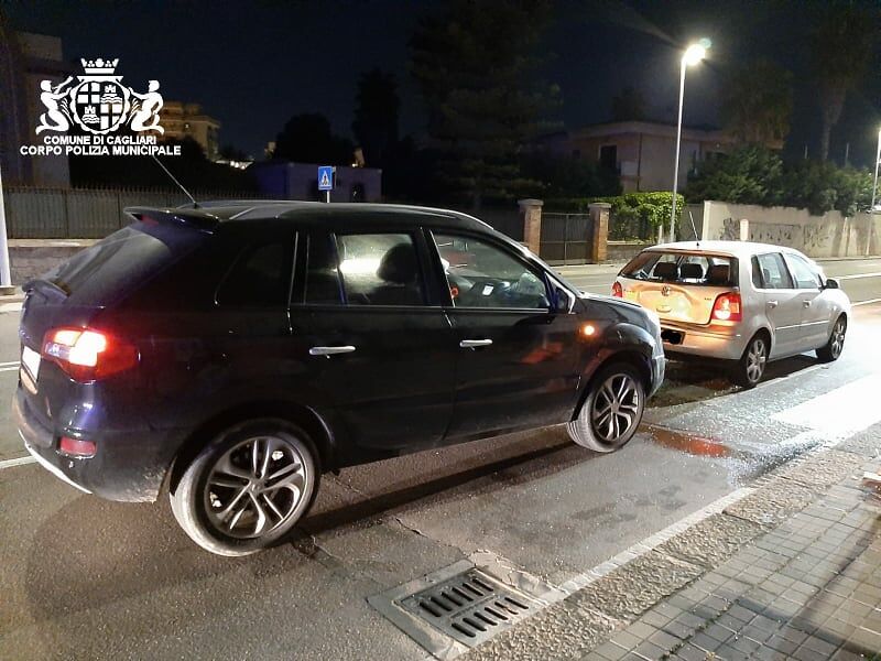 Si ferma per far attraversare un uomo, viene tamponato e travolge il pedone: incidente rocambolesco a Cagliari