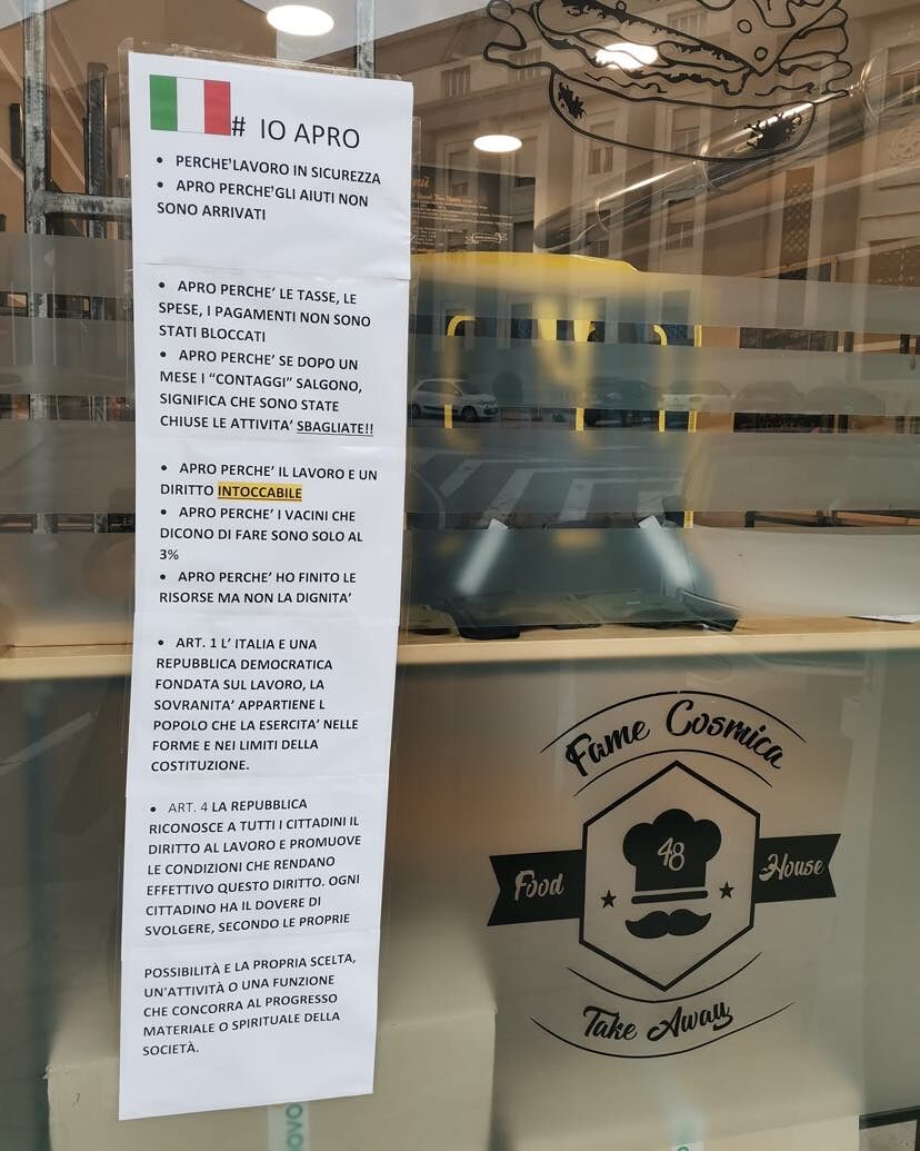 Cagliari, la clamorosa protesta di una paninoteca in via Tuveri: “Io apro, perché gli aiuti non sono mai arrivati”