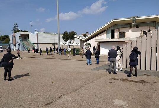 Cagliari, lunghe file e rabbia alla Fiera: “Ma oggi abbiamo avuto il record di vaccinazioni AstraZeneca”