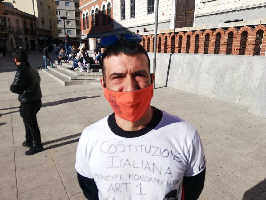 Mario, barista disperato di Cagliari: “Stanno colorando le regioni con il nostro sangue”