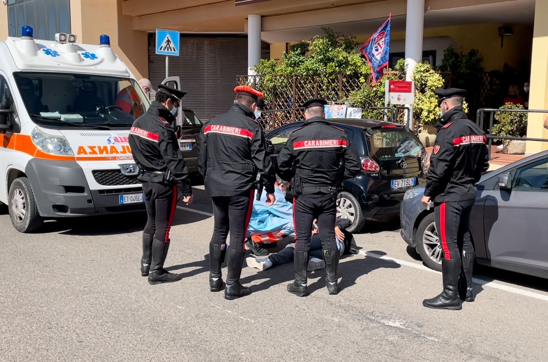 Cagliari, giovane marocchino pestato a Sant’Elia davanti allo stadio: indagano i carabinieri