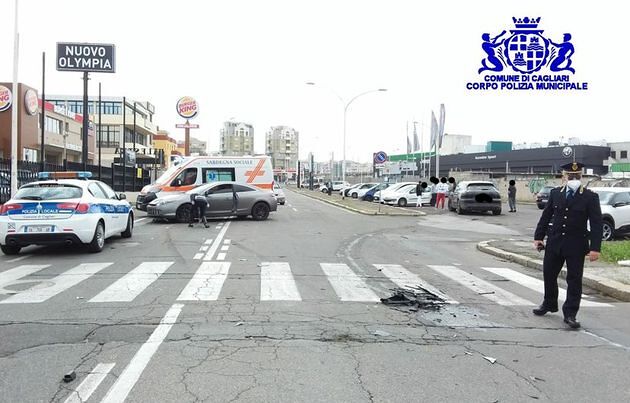 Cagliari, la Porsche guidata da una 45enne si schianta con una Laguna: 32enne in ospedale
